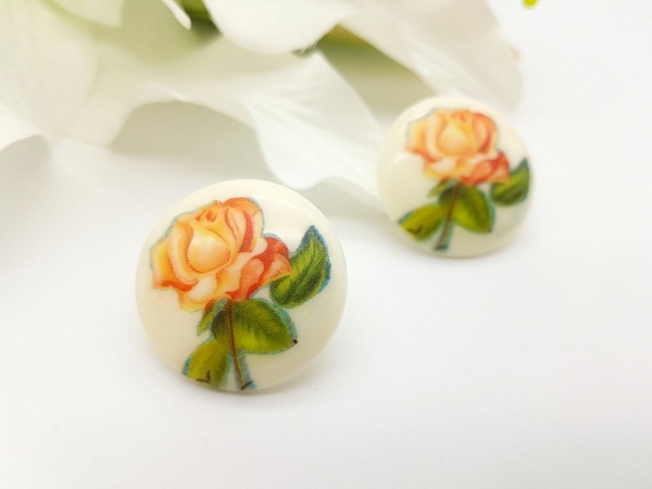 Große helle Ohrstecker Rosen Motiv